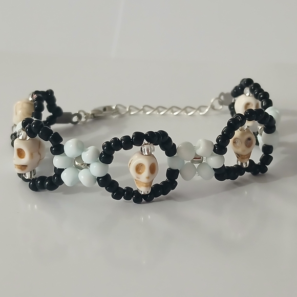 Mom's Island Beads Jewelry - Black and White Beaded Bracelet with Elegant Design